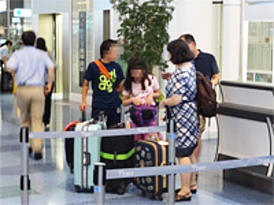 空港チェックインカウンターでのトレーディングカードサンプリング事例4