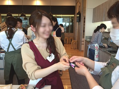 20~30代女性に向けたタブレット菓子サンプリング事例1