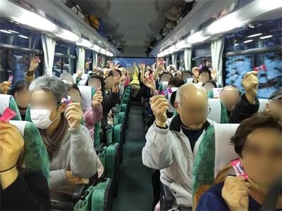 大人気バスツアーでの有名ブランドのど飴の参加者シェアサンプリング事例4