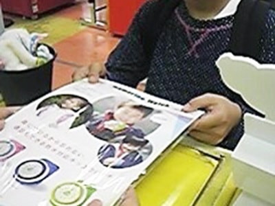 子供向け携帯電話販促物の室内アミューズメント施設でのサンプリング事例3