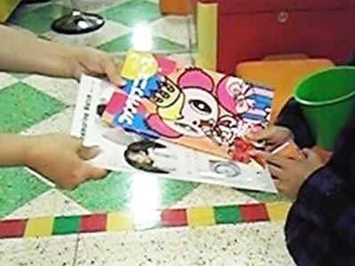 子供向け携帯電話販促物の室内アミューズメント施設でのサンプリング事例4