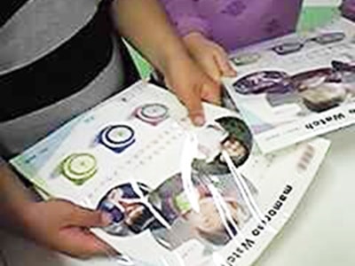 子供向け携帯電話販促物の室内アミューズメント施設でのサンプリング事例2