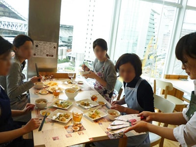 大手料理教室での女性向け立体型マスクサンプリング事例4