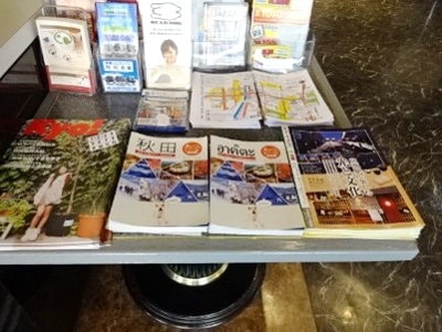 秋田県観光PR冊子の外国人宿泊率が多いホテルでの設置サンプリング事例1