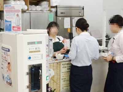 航空会社の生協店舗における化粧品試供品セットのサンプリング事例2