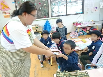 大手メーカー化粧水サンプルの幼稚園でのサンプリング事例4
