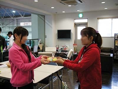 スポーツ施設に通う20代~40代女性へのスナック菓子のサンプリング事例1