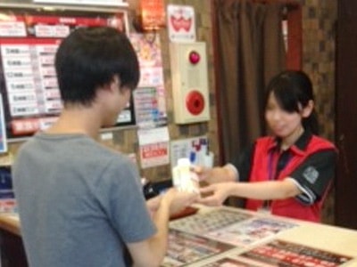 複合カフェにいるリラックスシーンでのミルクコーヒーサンプリング事例1