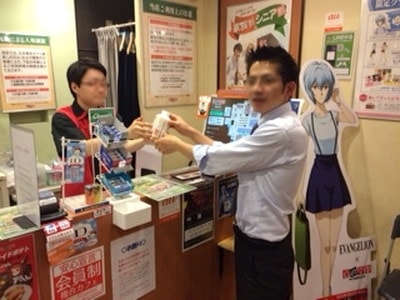 複合カフェにいるリラックスシーンでのミルクコーヒーサンプリング事例4