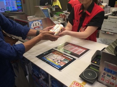 複合カフェにいるリラックスシーンでのミルクコーヒーサンプリング事例2