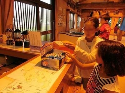 ファミリー向け宿泊施設で有名のど飴の設置サンプリング事例2