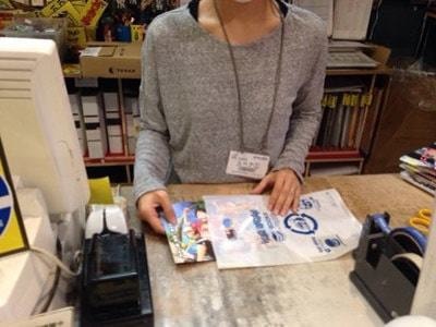ヴィレッジヴァンガードでの大手携帯キャリアチラシサンプリング事例3