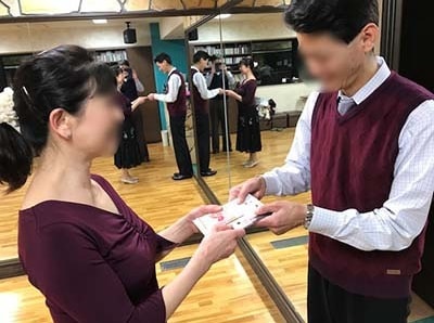 大手メーカー化粧品サンプルキットの社交ダンス教室/フラダンス教室でのサンプリング事例2