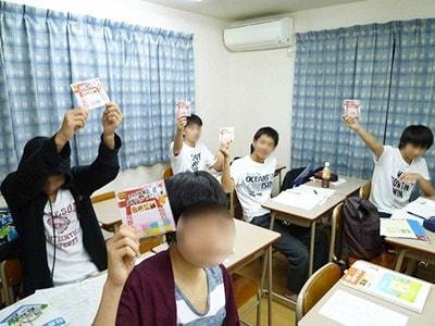 学習塾で受験生に向けた付箋試供品サンプリング事例1