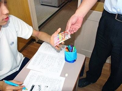 学習塾で受験生に向けた付箋試供品サンプリング事例3