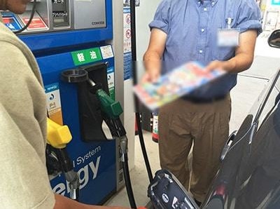 ガソリンスタンドでの九州エリア観光ガイドブックサンプリング事例2