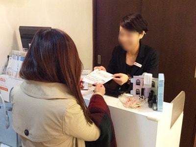 全国のネイルサロンでのアルコール飲料についての啓もう冊子サンプリング事例4