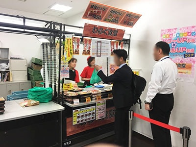 オフィスビル弁当テナントでの商業施設キャンペーンチラシサンプリング事例4