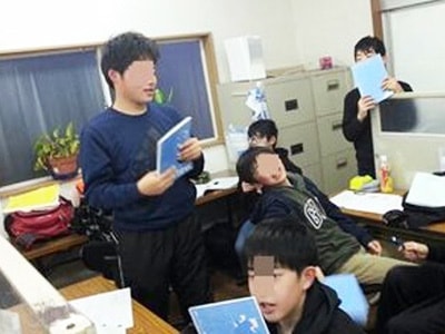 小中生に向けた携帯キャリアの学割訴求ツールサンプリング事例4