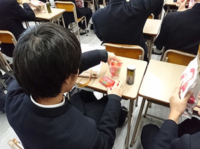 食品メーカー3社合同企画受験生応援セットの高等学校サンプリング事例2