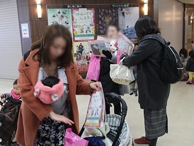 忙しい女性向け保湿クリームの育児ママ向けイベント会場でのサンプリング事例4