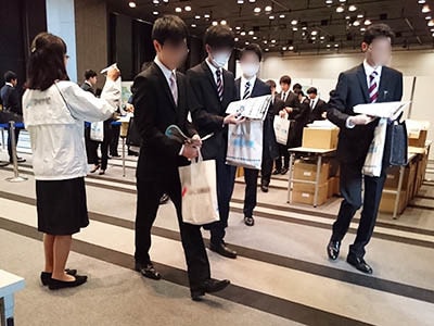 就活生に向けた合同企業説明会でのシワ臭い取りスプレーのサンプリング事例1