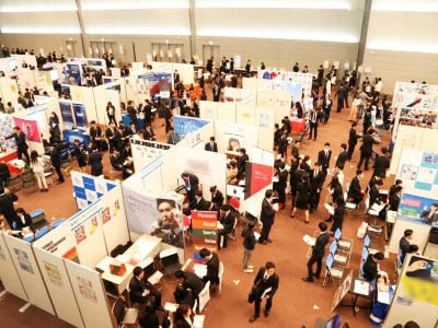 就活生に向けた合同企業説明会でのシワ臭い取りスプレーのサンプリング事例3