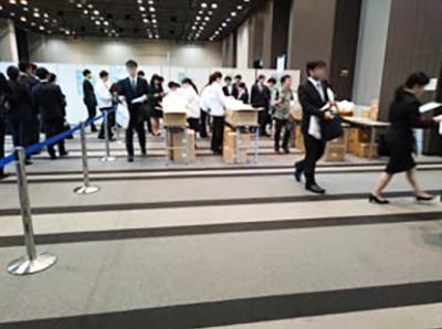 就活生に向けた合同企業説明会でのシワ臭い取りスプレーのサンプリング事例2