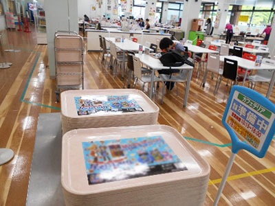 有名ゲームアプリの大学食堂トレイマット広告事例2