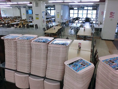 有名ゲームアプリの大学食堂トレイマット広告事例3