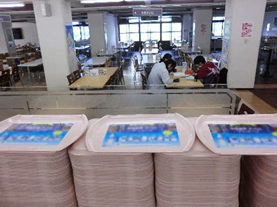 大学食堂トレイマットでの飲料メーカーキャンペーン告知広告事例1