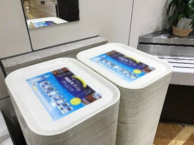 大学食堂トレイマットでの飲料メーカーキャンペーン告知広告事例2