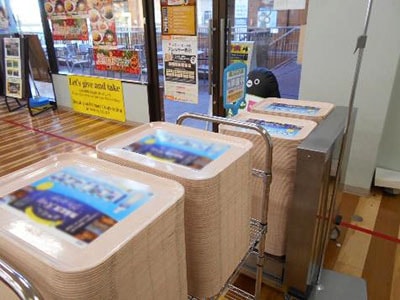 大学食堂トレイマットでの飲料メーカーキャンペーン告知広告事例3