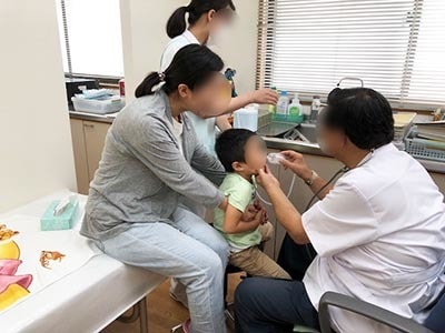 ベビー用品メーカー新商品「電動鼻吸い器」の小児科・耳鼻咽喉科・保育園でのリーフレットサンプリング事例1
