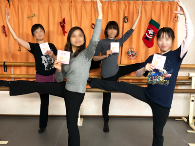 ダンススクールの女性生徒に向けたパウダーファンデーションのサンプリング事例2