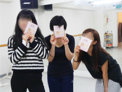 ダンススクールの女性生徒に向けたパウダーファンデーションのサンプリング事例3