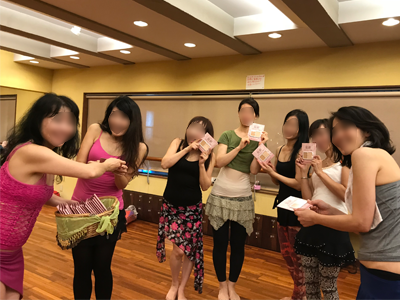 ダンススクールの女性生徒に向けたパウダーファンデーションのサンプリング事例1