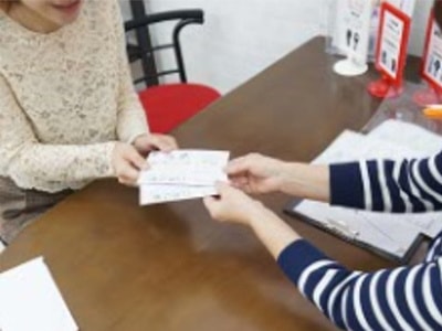 全国のウェディング関連施設での結婚を控える女性に向けた手のしわ取りクリームのサンプリング事例2
