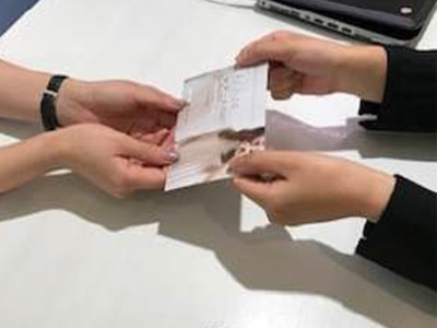 全国のウェディング関連施設での結婚を控える女性に向けた手のしわ取りクリームのサンプリング事例3