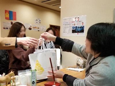 グランピング施設利用者に向けたエナジードリンクのサンプリング事例1