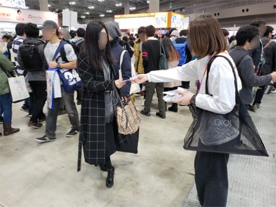 コミックマーケットでの女性来場者に向けたクレンジングシートのサンプリング事例3