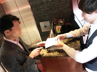 おしゃれバーバーに来店する男性に向けた男性用化粧液の試供品サンプリング事例1
