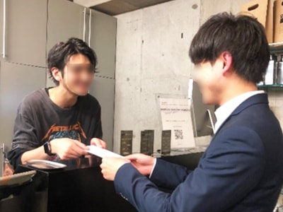 おしゃれバーバーに来店する男性に向けた男性用化粧液の試供品サンプリング事例2