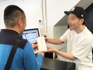 おしゃれバーバーに来店する男性に向けた男性用化粧液の試供品サンプリング事例3