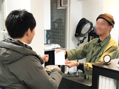 おしゃれバーバーに来店する男性に向けた男性用化粧液の試供品サンプリング事例4
