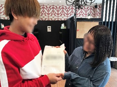 美容室での女性に向けた化粧水サンプルパウチとファンデーション引換券サンプリング事例3