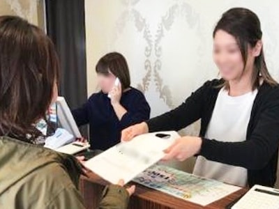 美容室での女性に向けた化粧水サンプルパウチとファンデーション引換券サンプリング事例1
