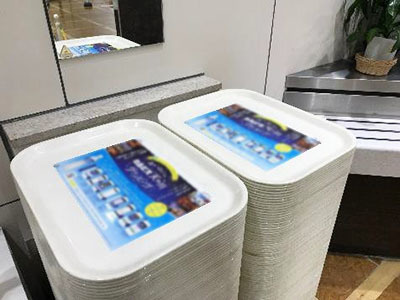大学食堂トレイマットでの飲料メーカーキャンペーン告知広告事例
