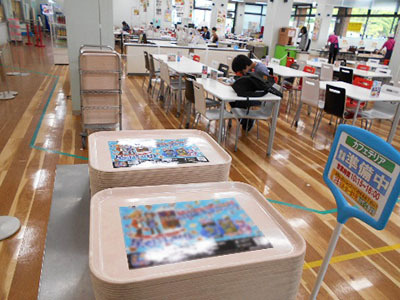 有名ゲームアプリの大学食堂トレイマット広告事例