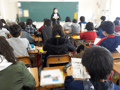 新潟での天然資源産出に関する啓もうマンガ冊子の県内小学生へのサンプリング事例